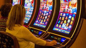 bet777 Slot ဂိမ်း မိုဘိုင်းဖုန်းဖြင့် ကစားနေသောမြင်ကွင်း